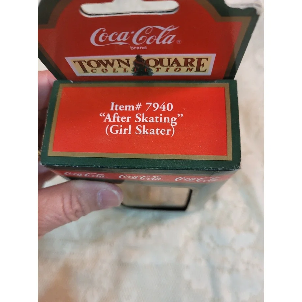 VINTAGE TOWN SQUARE COCA-COLA 1992 GIRL AFTER SKATING CHRISTMAS FIGURE #7940 NIB